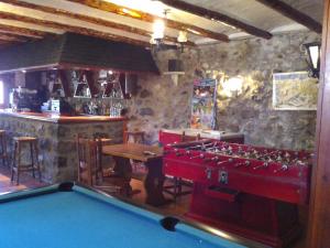 a room with a pool table and a bar at Pensión Pallaruelo in Saravillo