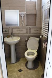 Bilik mandi di Guesthouse Suja