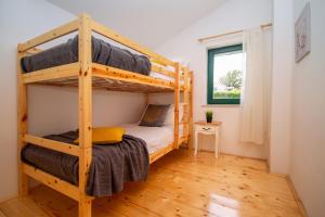 ŽrnovnicaにあるVilla Runjeの二段ベッド2台と窓のある寝室 +42枚の写真
