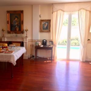 un soggiorno con tavolo e una grande finestra di Villa Luce B&B a Olbia