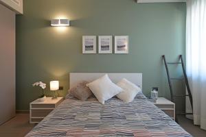Postel nebo postele na pokoji v ubytování ATMOSFERA APARTMENTS & SUITES