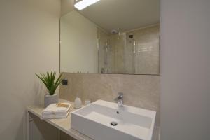 Kylpyhuone majoituspaikassa ATMOSFERA APARTMENTS & SUITES