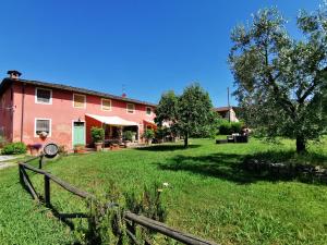 una casa con una valla en el patio en Agriturismo Al Podere Di Rosa, en Sant' Alessio