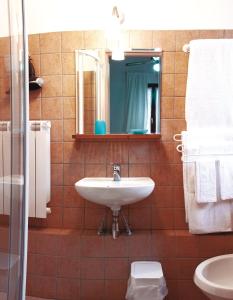 チヴィタノーヴァ・マルケにあるB&B Indipendenzaのバスルーム(洗面台、鏡付)