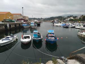 un groupe de bateaux est amarré dans un port dans l'établissement Apartamento en Primera Linea, à Porto do Son