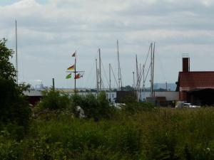 grupa łodzi z banderą w polu w obiekcie Pension Zur Kirchsee w mieście Wyspa Poel