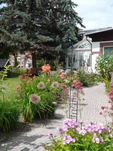 einen Blumengarten vor einem Haus in der Unterkunft Pension Zur Kirchsee in Insel Poel