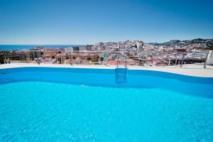 una piscina con vistas a una ciudad en Bahía Almuñecar, en Almuñécar