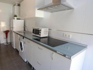 a kitchen with a counter top with a microwave at Apartamento turisticos Puente Romano P3 2-B in Salamanca