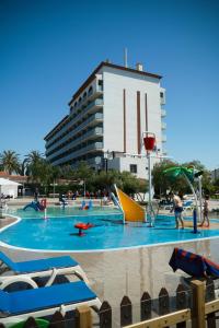 una gran piscina con gente jugando en ella en Ibersol Playa Dorada, en Comarruga