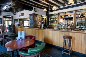 Lounge alebo bar v ubytovaní The Fox by Greene King Inns