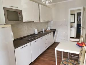 Bay Terrace Apartment tesisinde mutfak veya mini mutfak