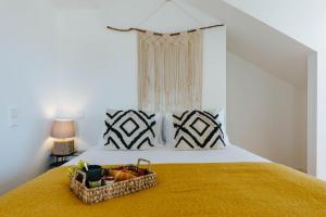 ein Schlafzimmer mit einem Bett mit einem Korb mit Essen drauf in der Unterkunft Boho Studio in Cais do Sodré in Lissabon