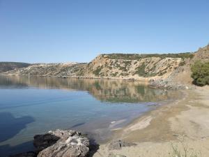 una vista de un cuerpo de agua con una playa en karave, en Gavdos
