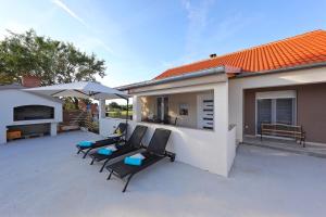 MurvicaにあるHoliday house MIAのパティオ(椅子2脚、パラソル付)