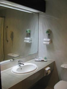 A bathroom at Hotel Grand Pacific