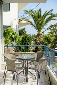 En balkon eller terrasse på Akadimia Luxury Apartment