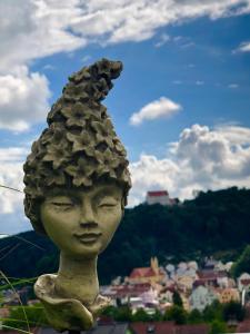 a statue of a head with a city in the background at Ferienwohnung Burgenblick mit Blick auf Riedenburg in Riedenburg