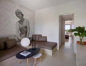 Foto dalla galleria di 9 Muses Santorini Resort a Perivolos