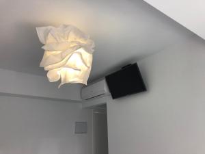 een witte kroonluchter aan een plafond in een kamer bij Bubu Beach 1-B in Los Cristianos