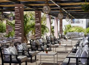 una fila de mesas y sillas en un patio en 9 Muses Santorini Resort, en Perivolos