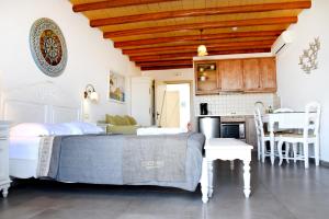 ein Schlafzimmer mit Bett und eine Küche in der Unterkunft Hotel Messaria in Kythnos