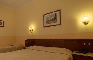Postel nebo postele na pokoji v ubytování Hotel Gangi