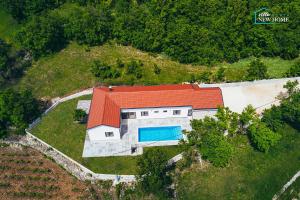 uma vista superior de uma casa com um telhado laranja em Villa New Home, villa with pool in Imotski near Makarska em Imotski
