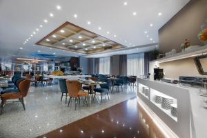 a restaurant with a dining room with tables and chairs at Hotel Z Palace & Congress Center in Xanthi