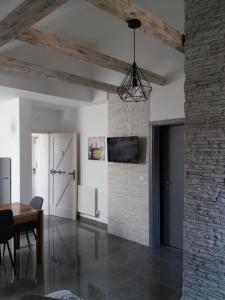 TV a/nebo společenská místnost v ubytování Studio apartman GRIZZLY