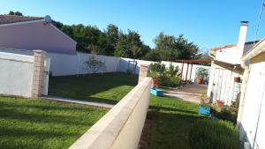 ein Hinterhof mit Zaun und Hof in der Unterkunft Maison proche la tremblade et de ronce les bains in Étaules