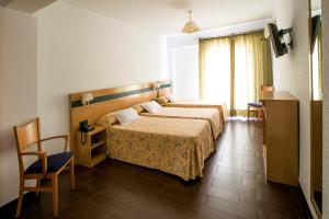 Habitación de hotel con cama y ventana en Hotel Bersoca, en Benicàssim