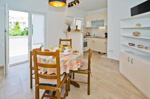 een keuken en eetkamer met een tafel en stoelen bij Sweet Dreams in Hvar