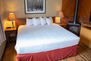 
A bed or beds in a room at Aspen Village

