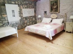 um quarto com uma cama e uma cadeira em Gianna's Villa em Aléxandros