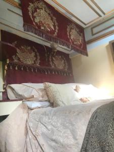 A bed or beds in a room at Wriggles Brook Gypsy Wagons