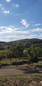 vue d'un parc avec des arbres et une route dans l'établissement Casa alto padrão Capitólio Lago Vitória, à Capitólio