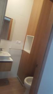 Apartamento Xardin في موتشيا: حمام مع مرحاض ومغسلة