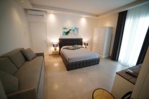 een woonkamer met een bed en een bank bij B&b Terra e Mare a Porto Cesareo in Porto Cesareo