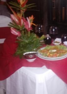 a table with a plate of food and a plate of food at cabañas Juakianna in Tolú