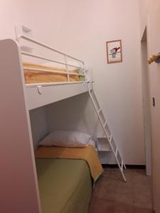 een stapelbed met een ladder in een kamer bij numero uno in Lido di Jesolo