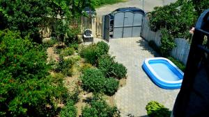 Bazén v ubytování Boutique Hotel Eco-House Tbilisi nebo v jeho okolí