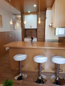 A kitchen or kitchenette at Island Friendly Holiday Home