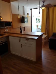 A kitchen or kitchenette at Island Friendly Holiday Home