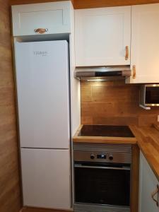 A kitchen or kitchenette at Island Friendly Holiday Home