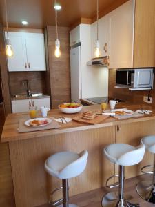 A kitchen or kitchenette at Island Friendly Holiday Home