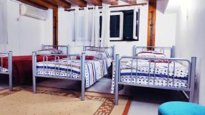 En eller flere senge i et værelse på Tufina Hostel