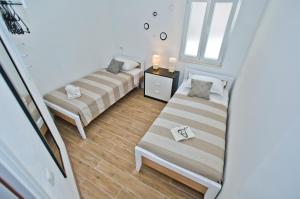 uma vista panorâmica de um quarto com 2 camas em Sweet Dreams em Hvar