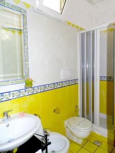 ein Bad mit einem Waschbecken und einem WC in der Unterkunft Dimora Carlo III in Vietri