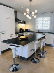 Kuchyňa alebo kuchynka v ubytovaní Luxury Duplex in Aloha Gardens close to Puerto Banus